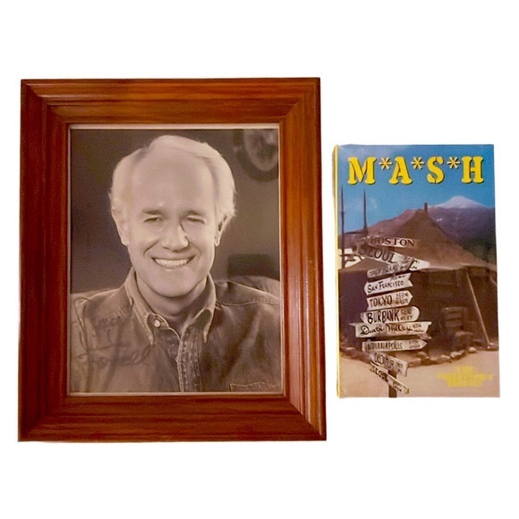 MASH TV Authentic Autograph Mike Farrell & 9 MASH Collectors Edition VHS Tapes - Picture 7 of 7